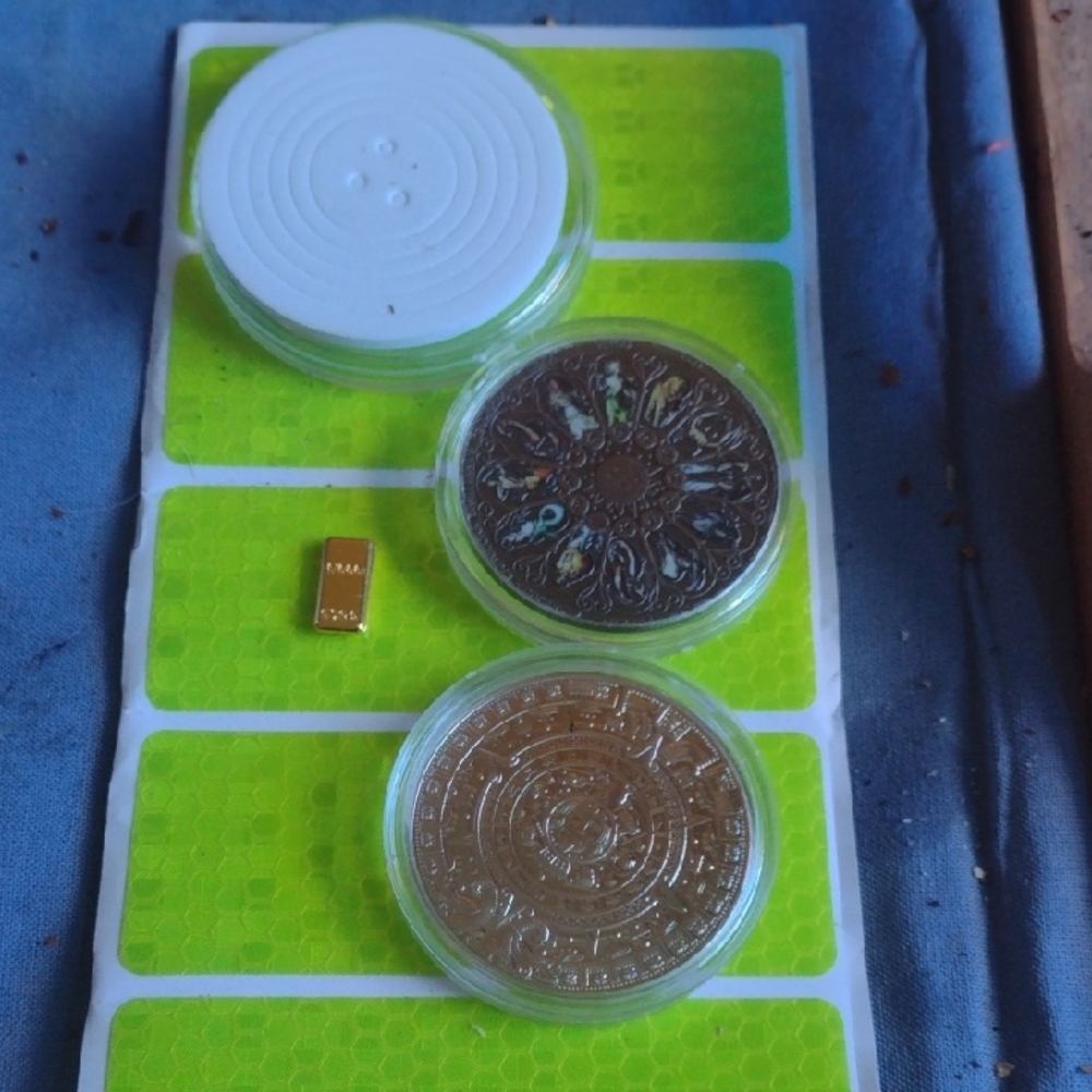 Mint Cased Collectible Coin Pair with Golden Mini Bar&Coin Holder